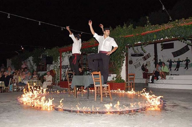 Cretan dance and folklore show with dinner in Crete